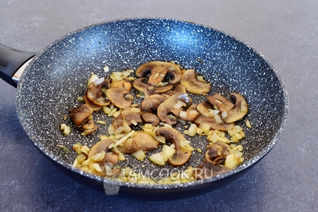 Обжарить лук с грибами