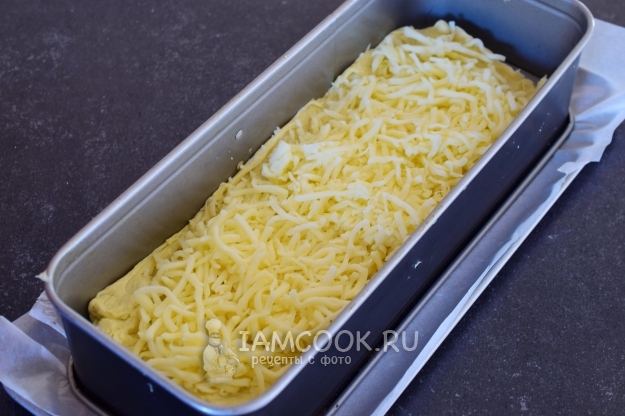 Положить тертый сыр
