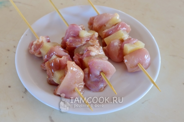 Нанизать мясо и ананасы на шпажки