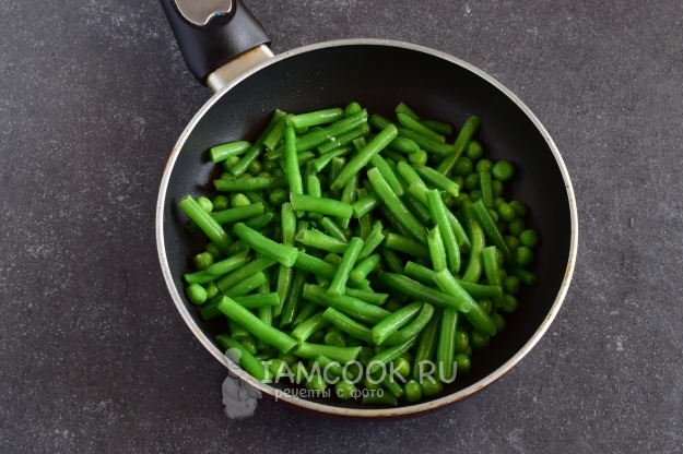 Обжарить фасоль с горошком