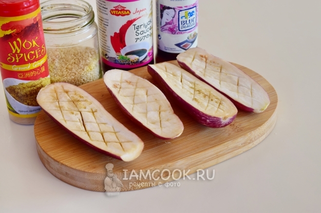 Сделать на баклажане надрезы