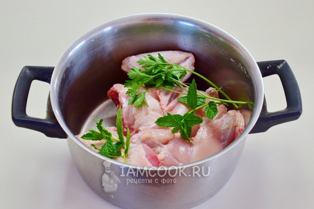 Положить мяту и петрушку