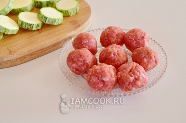 Слепить из фарша шарики