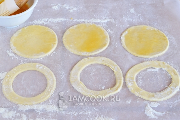 Смазать тесто яйцом