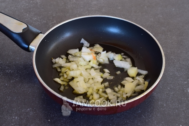 Обжарить лук