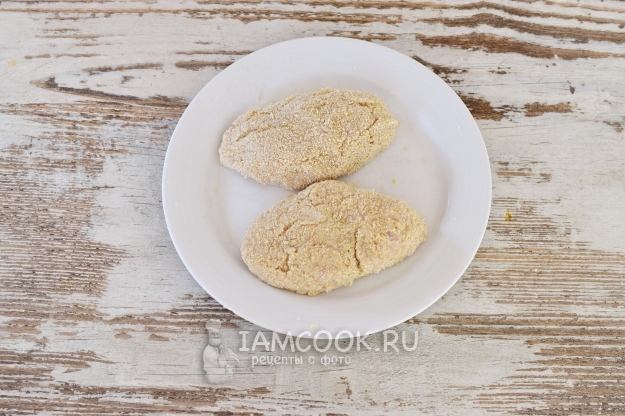 Обвалять котлеты в сухарях