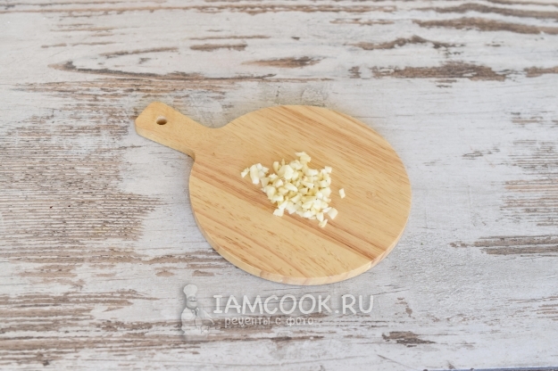 Порезать чеснок
