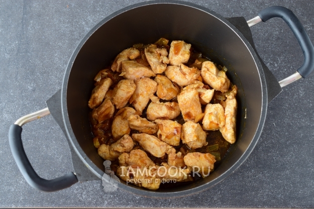 Обжарить куриное филе