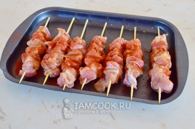 Посыпать паприкой и перцем