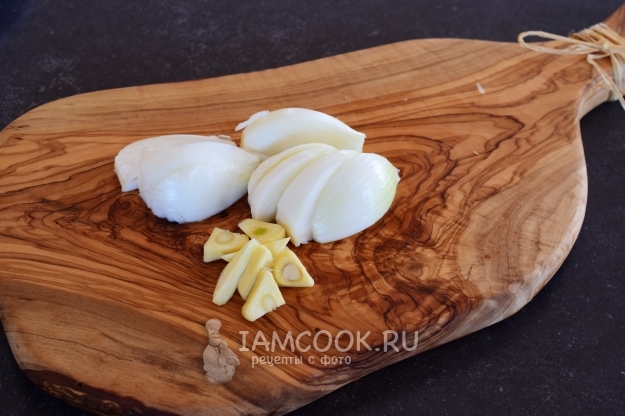 Порезать лук и чеснок