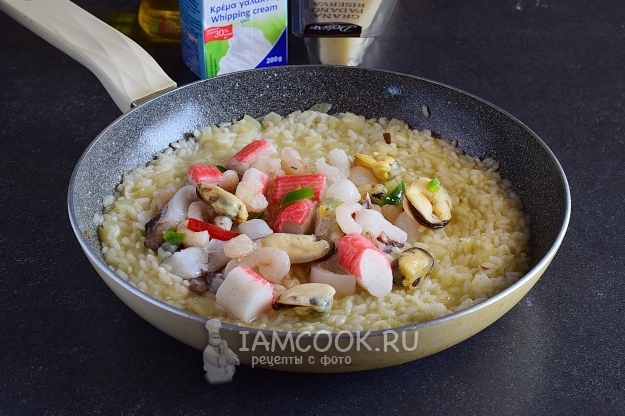 Положить морепродукты