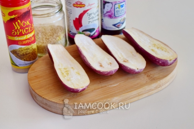 Разрезать баклажаны пополам