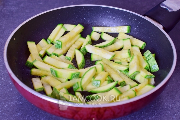 Положить кабачки на сковороду