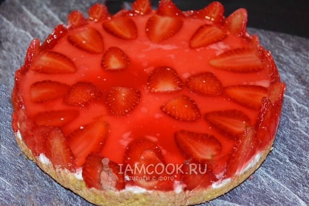 Готовый клубничный торт без выпечки с печеньем