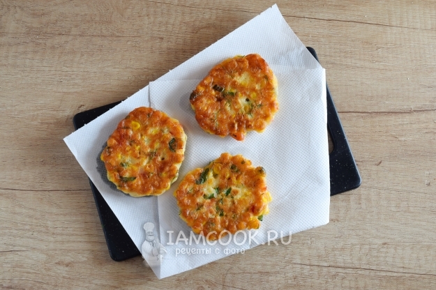 Готовые оладьи из консервированной кукурузы