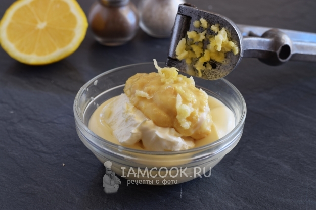 Положить горчицу и чеснок