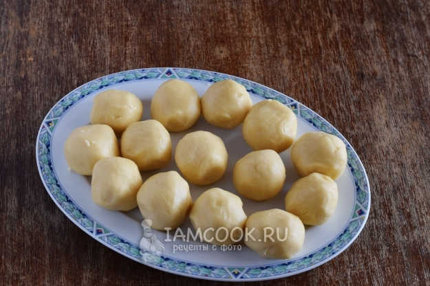 Скатать из теста шарики