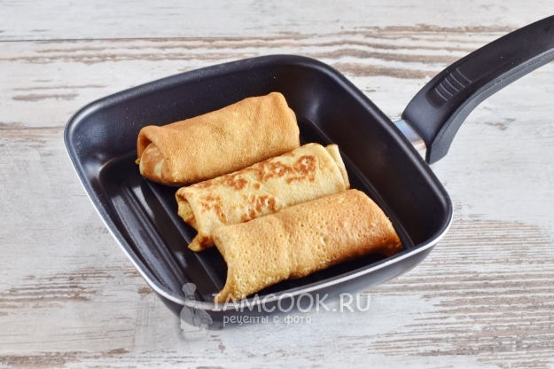 Обжарить блинчики с начинкой