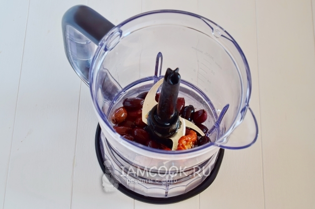 Положить вяленые томаты