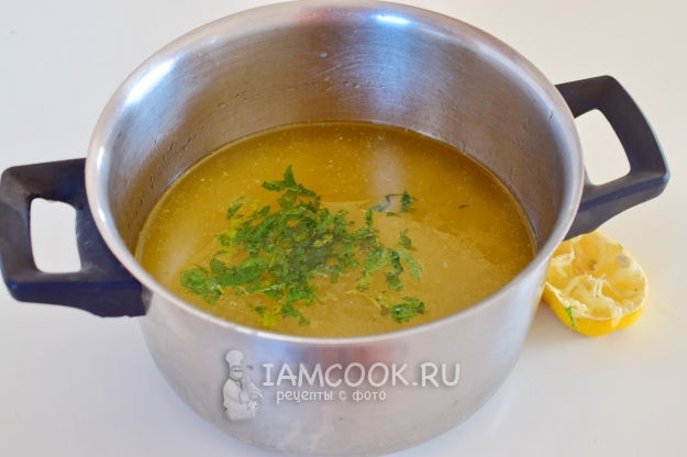 Добавить зелень и сок лимона