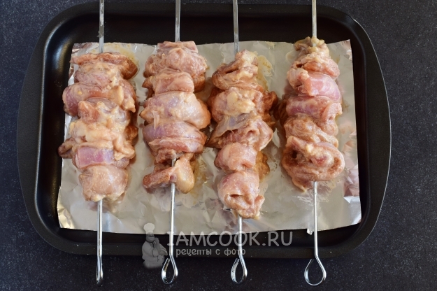 Нанизать мясо на шампуры