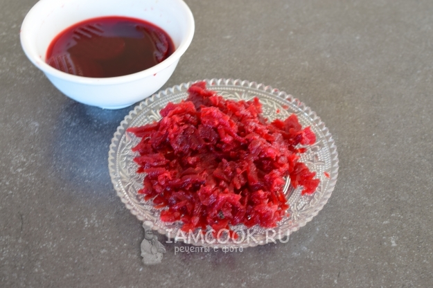 Натереть свеклу