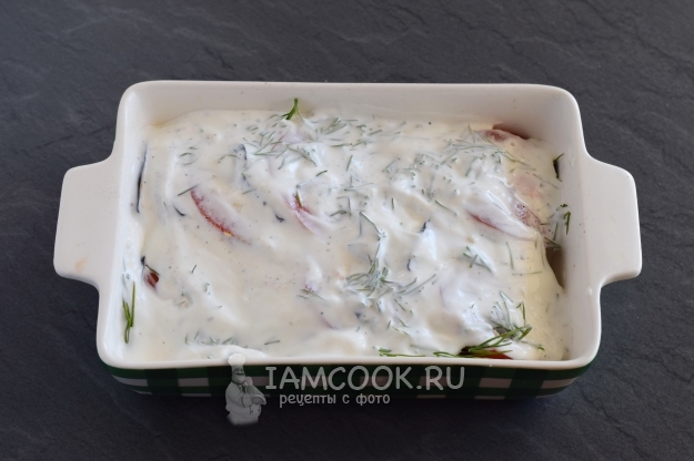 Залить овощи соусом