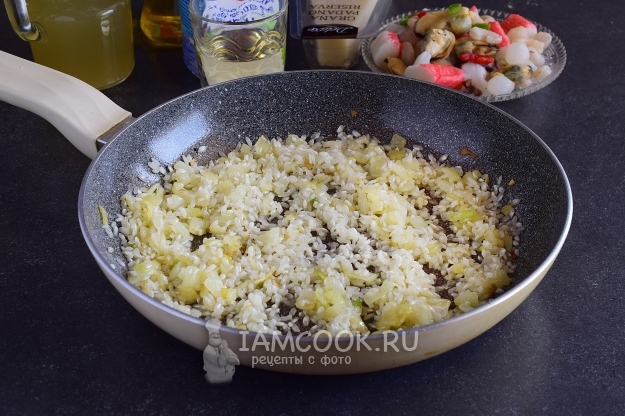 Обжарить рис с луком