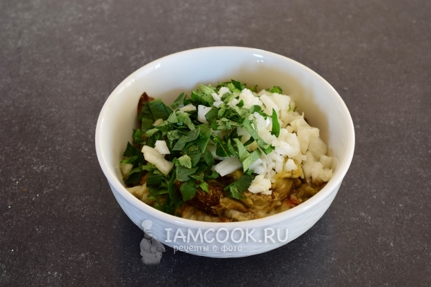 Соединить баклажаны, лук и петрушку