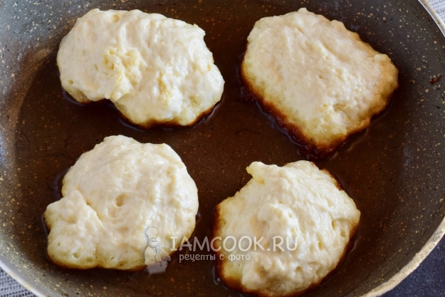 Положить тесто на сковороду