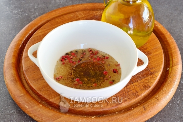 Влить масло