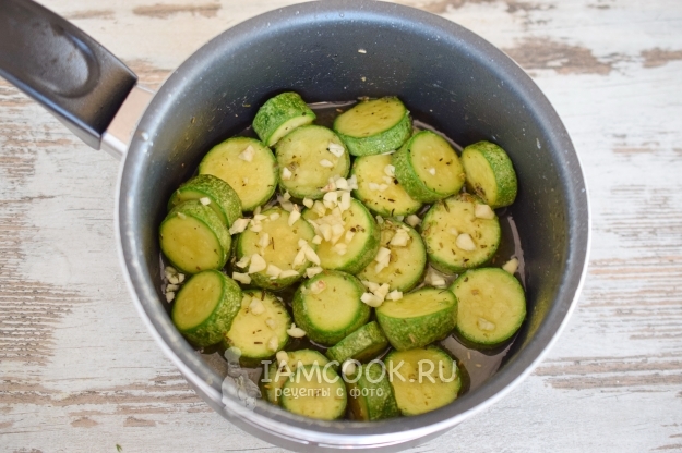 Положить чеснок к кабачкам