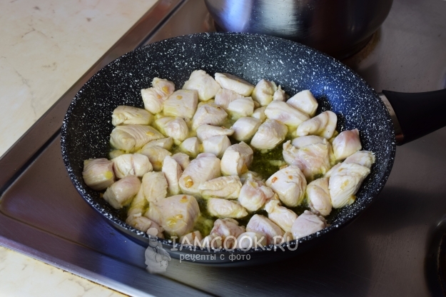 Обжарить куриное филе