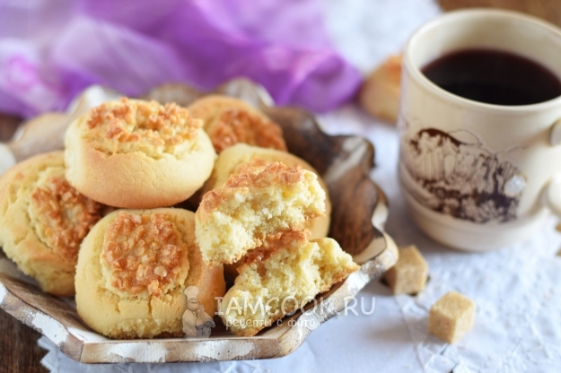 Готовое песочное печенье с орехами