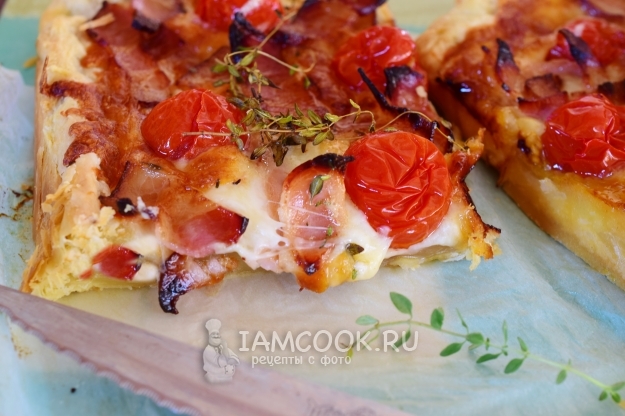 Рецепт слоеного пирога с помидорами, беконом и сыром