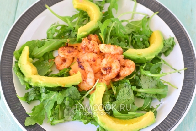 Соединить рукколу, авокадо и креветки