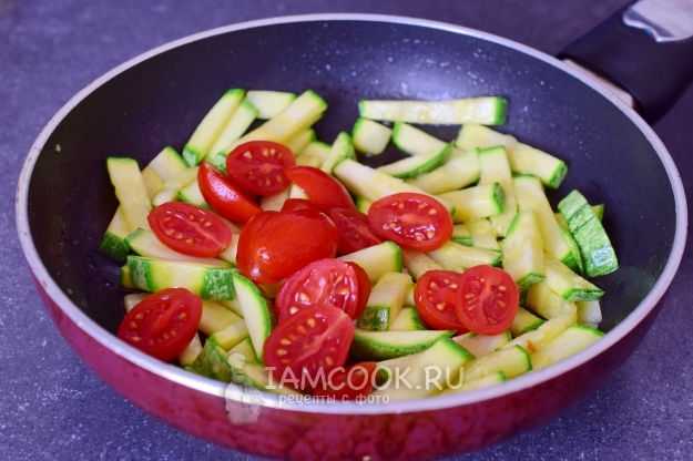 Положить помидоры к кабачкам