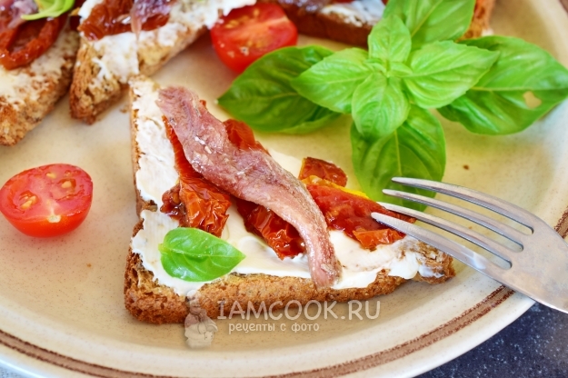 Рецепт гренок с анчоусами, вялеными томатами и сливочным сыром