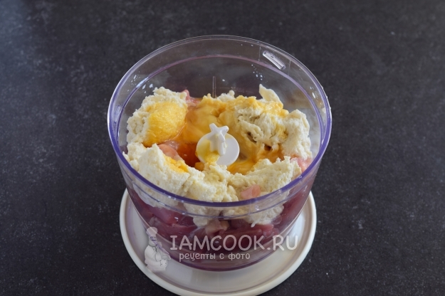 Положить мясо и булку в блендер