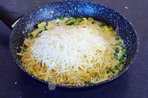 Положить тертый сыр