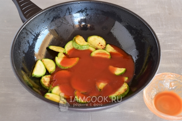 Влить томатный соус