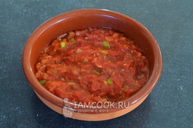 Выложить соус в форму