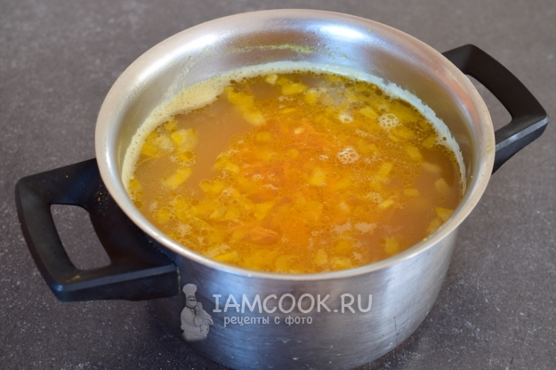 Положить зажарку в суп