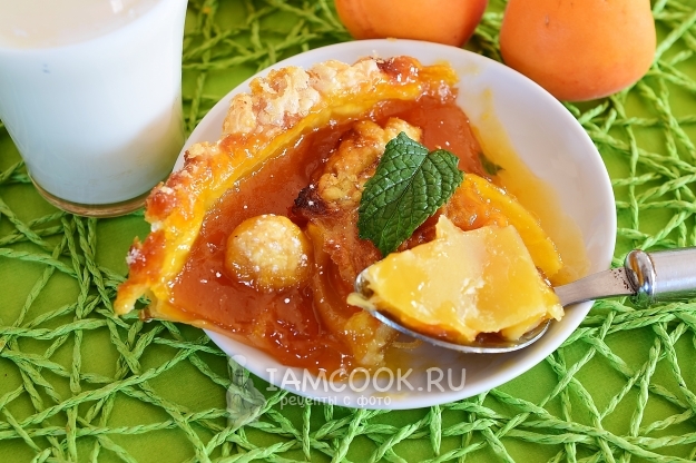 Готовый пирог с абрикосовым джемом