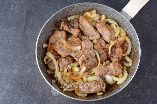 Пожарить мясо с луком