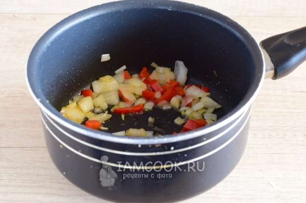 Обжарить лук с перцем