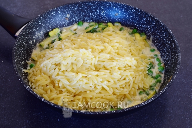 Положить макароны к овощам