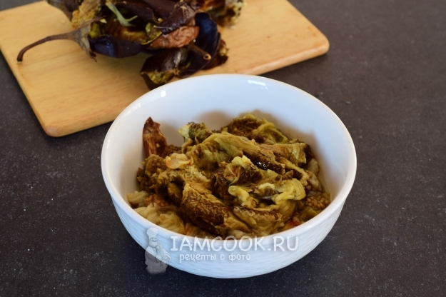 Достать из баклажанов мякоть