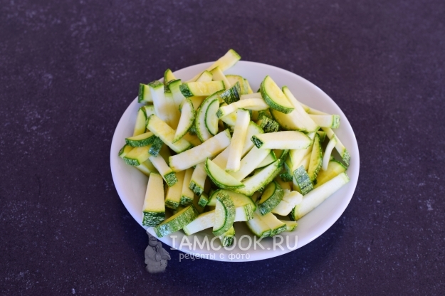 Порезать кабачки