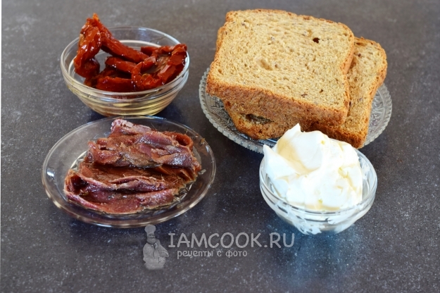 Ингредиенты для гренок с анчоусами, вялеными томатами и сливочным сыром